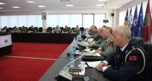 Pjesëmarrësit e Kursit të Lartë për Mbrojtje dhe Siguri të Shqipërisë vizitojnë Ministrinë e Mbrojtjes dhe FSK-në