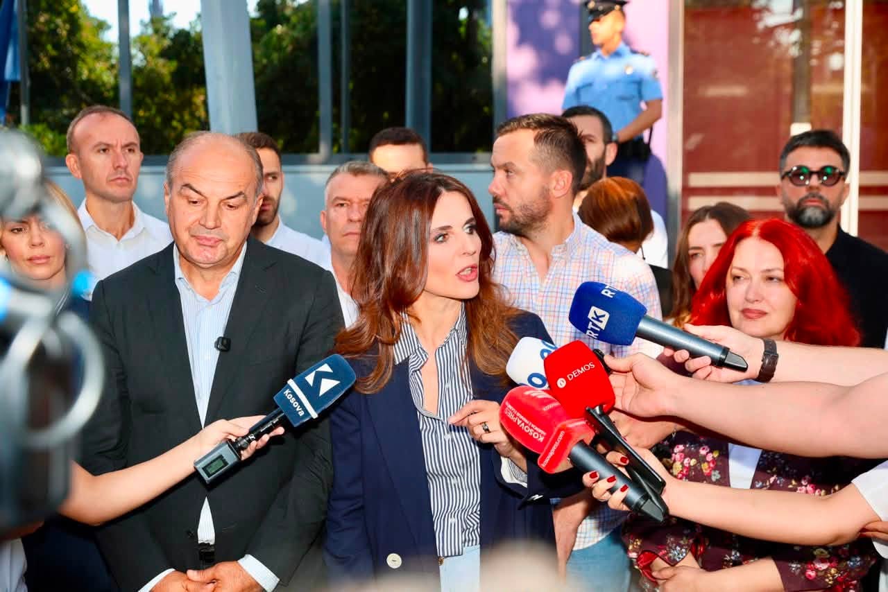Vlora Çitaku kritikon Kurtin nga protesta para Qeverisë   Nuk jemi këtu për puç  eja në Kuvend 