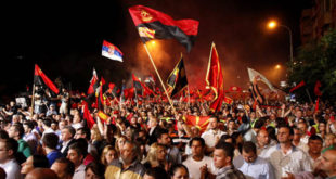 Protestuesit e VMRO DPMNE-së po brohorasin parulla antishqiptare në Shkup