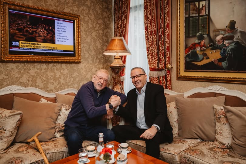 Bedri Hamza takohet me mikun e madh të Kosovës  ambasadorin William Walker  në përkujtim të Reçakut