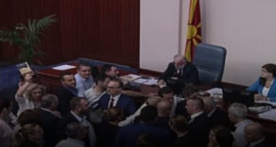 VMRO-DPMNE e bllokon foltoren e Kuvendit të Maqedonisë