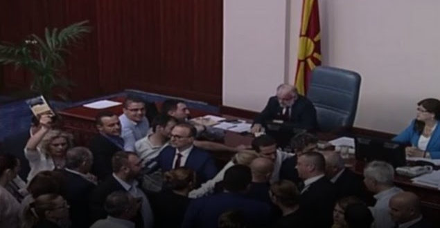 VMRO-DPMNE e bllokon foltoren e Kuvendit të Maqedonisë