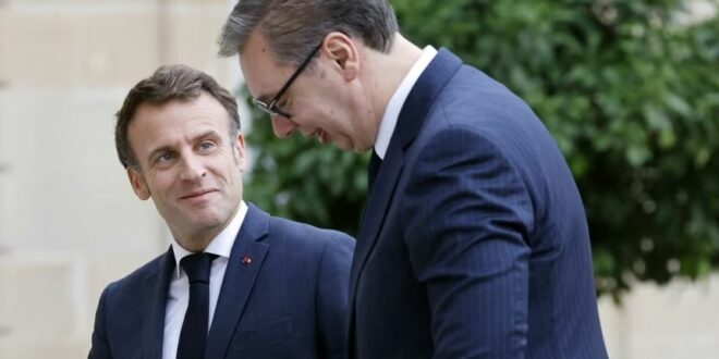 Kryetari i Serbisë, Vuçiq, gjatë qëndrimit në Paris, ka biseduar me kryetarin e Francës, Emmanuel Macron
