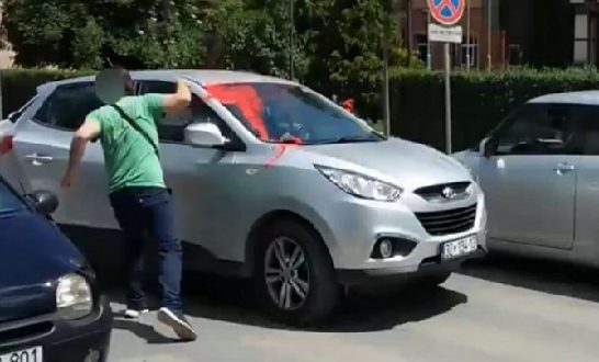 Aktivistët e Vetëvendosjes hedhin ngjyrë të kuqe në veturën e Murat Mehës