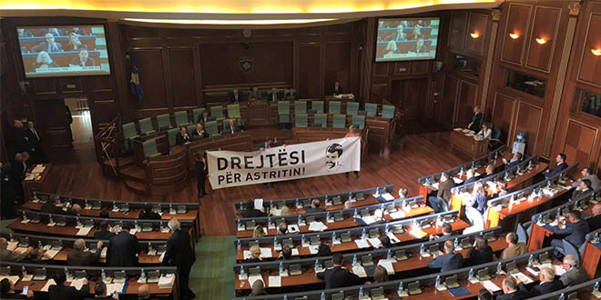 Lëvizja Vetëvendosje, në sallën e Kuvendit të Kosovës, ka kërkuar drejtësi për Astrit Deharin