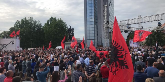 Vetëvendosja mbajti manifestimin në Prishtinë në 15-vjetorin e themelimit