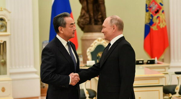 Wang Yi: Kina dhe Rusia duhet të punojnë për të forcuar bashkëpunimin në dritë të një situate të ndërlikuar ndërkombëtare