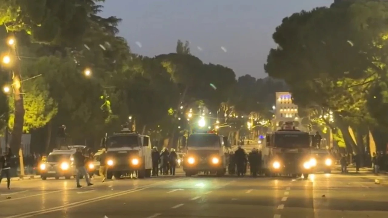 Tensione në protestën në Tiranë  policia ndërhyn me autobotë pranë Ministrisë së Brendshme