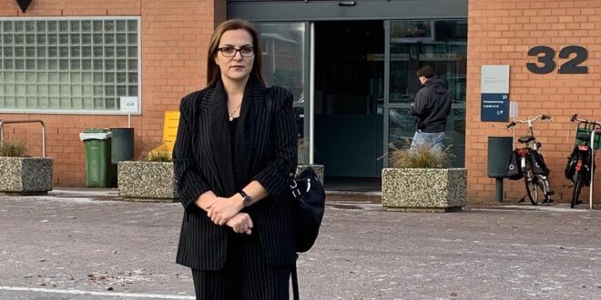 Donika Shvarc shkarkoi sekretaren e Ambasadës, në Holandë, Yllka Geci për shkak të përkujdesjes së saj për krerët e UÇK-së