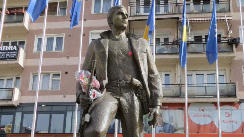 Drejtues të institucioneve kanë bërë homazhe në Prishtinë