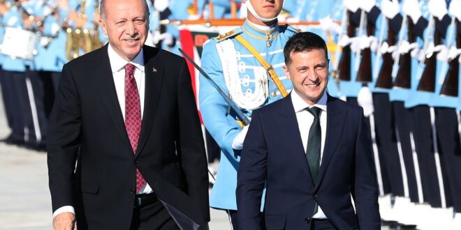 Kryetari i Turqisë, Rexhep Tajip Erdoğan, u prit me një ceremoni zyrtare nga kryetari i Ukrainas, Volodymyr Zelensky
