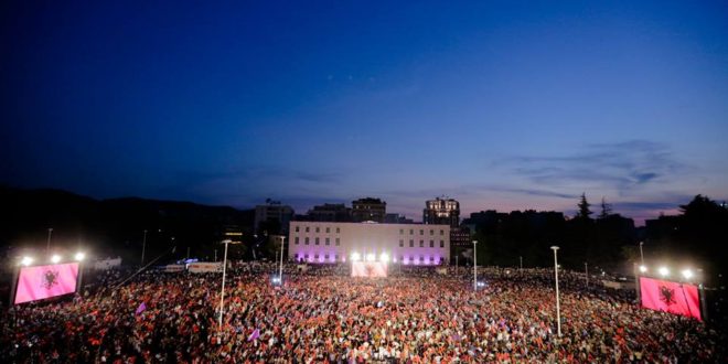 Marshon përpara Shqipëria socialiste (pluraliste)