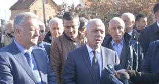 Ministri Lutfi Zharku përuroi fillimin e punimeve në tri rrugë në komunën e Ferizajt