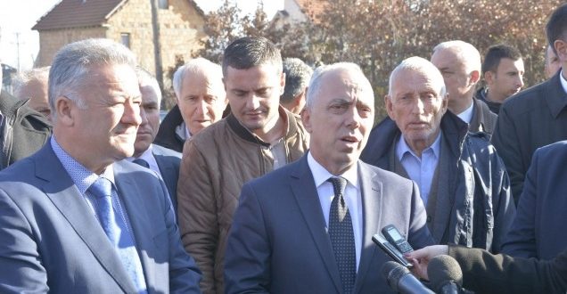 Ministri Lutfi Zharku përuroi fillimin e punimeve në tri rrugë në komunën e Ferizajt