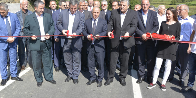 Ministri Zharku dhe kryetari Veliu përuruan rikonstruktimin e rrugës Pollatë-Demë Ahmetaj
