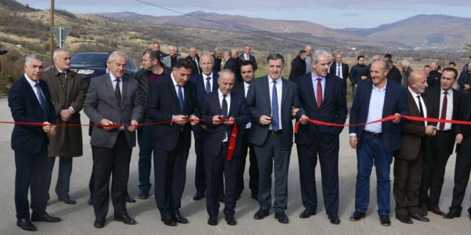 Ministri Zharku me bashkëpunëtorë, përuroi përfundimin e punimeve të asfaltimit të rrugës Topanicë -Dajkoc