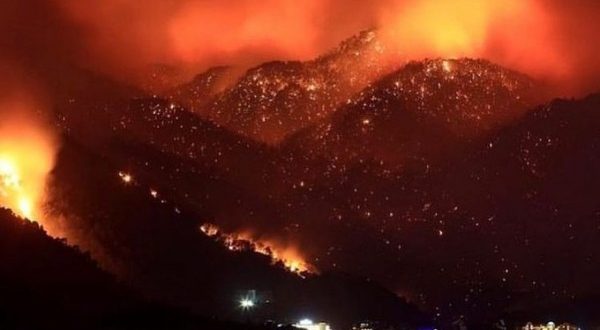 Arrin në tetë numri i të vdekurve nga zjarret që filluan të përhapen të mërkurën në bregdetin jugor të Turqisë
