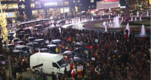 Studentët dhe opozita paralizojnë Shqipërinë me thirrje kundër Qeverisë dhe Edi Ramës