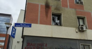 Policia konfirmon se është hedhur koktej molotovi në drejtim të ndërtesës Presidenciale
